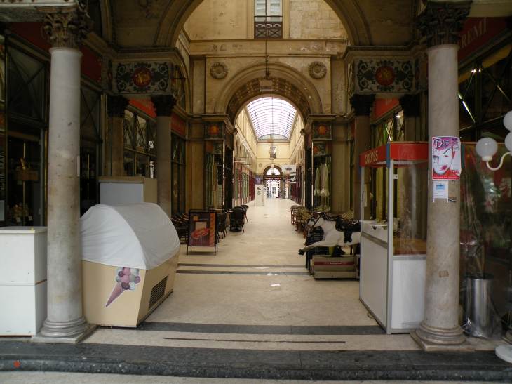  intérieur de la Galerie Bordelaise (passage couvert), un dimanche